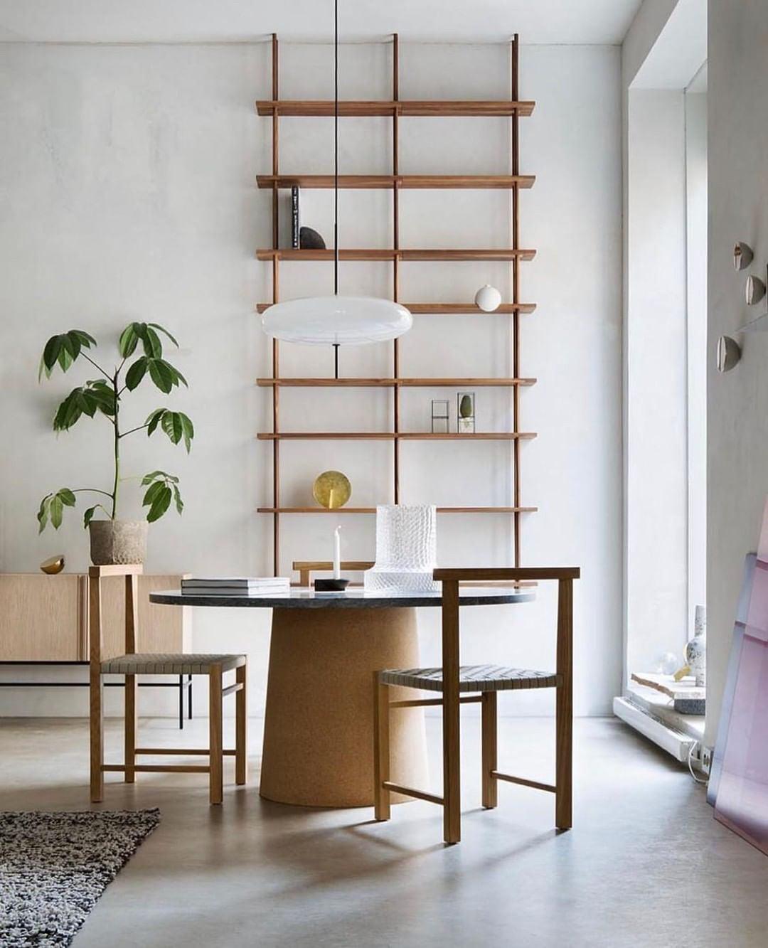 Minimalistische Pendelleuchte mit Opalglasschirm