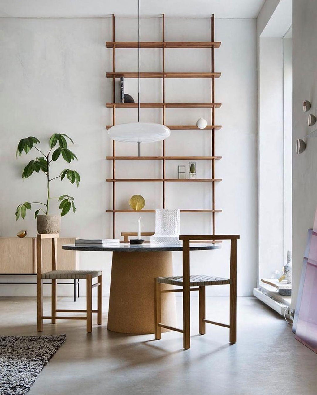 Minimalistische Pendelleuchte mit Opalglasschirm