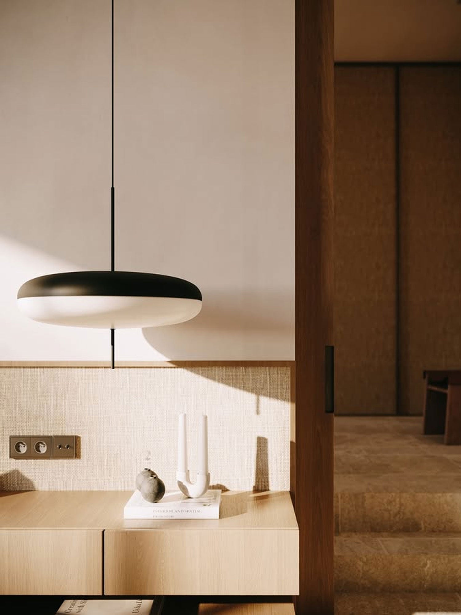 Minimalistische Pendelleuchte mit Opalglasschirm