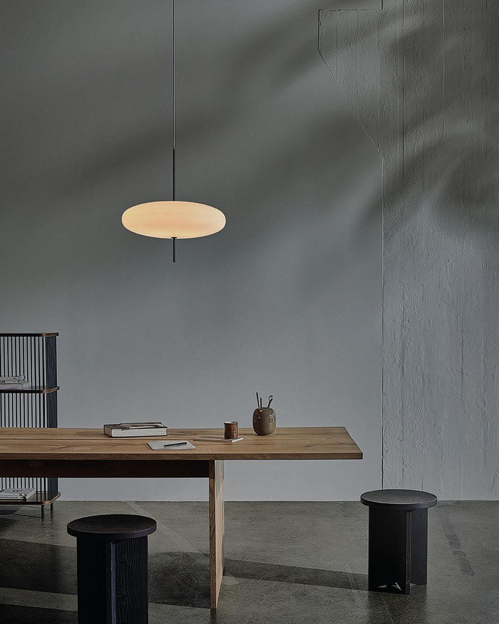 Minimalistische Pendelleuchte mit Opalglasschirm
