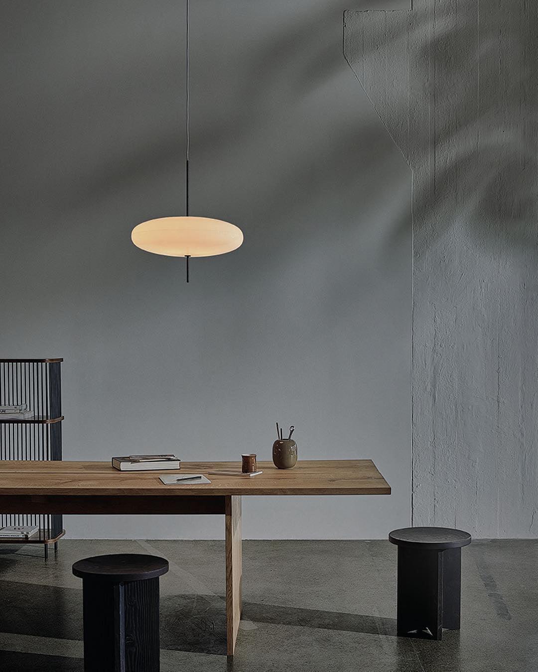 Minimalistische Pendelleuchte mit Opalglasschirm