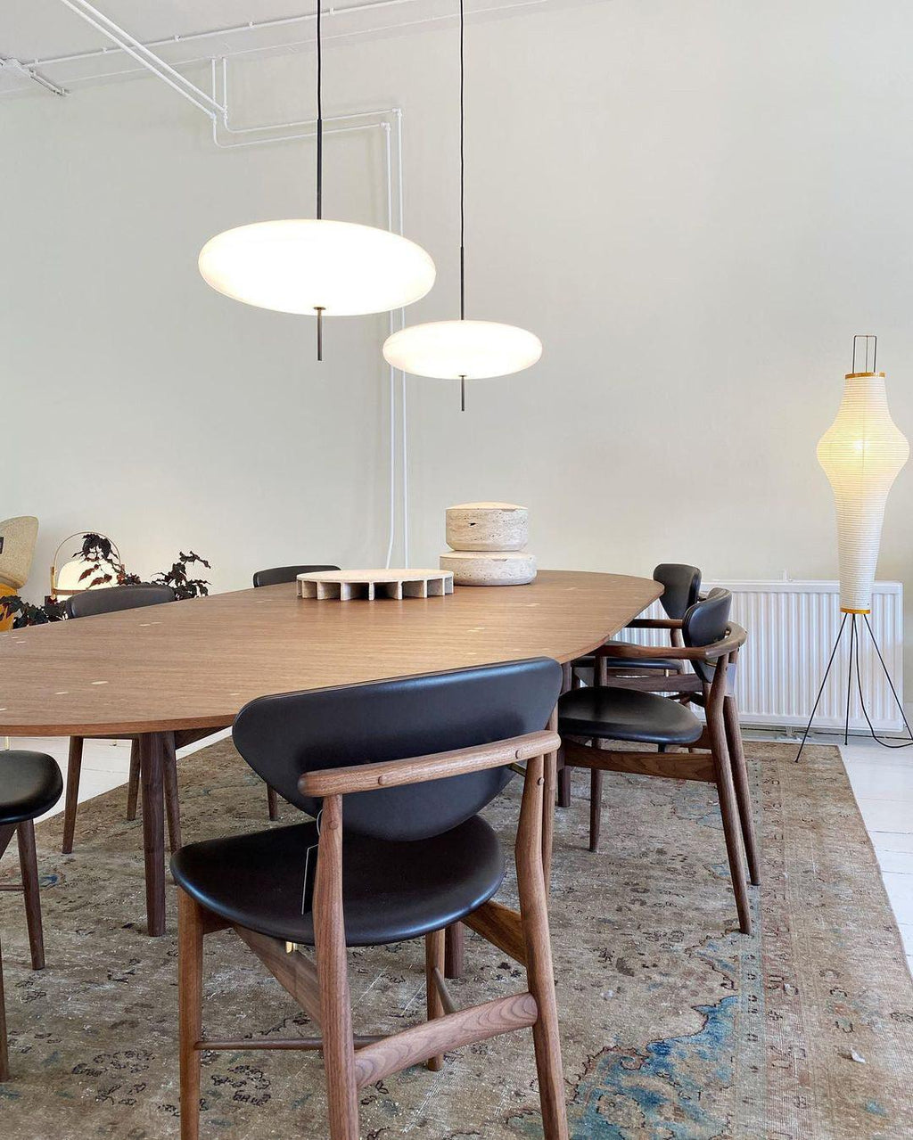 Minimalistische Pendelleuchte mit Opalglasschirm