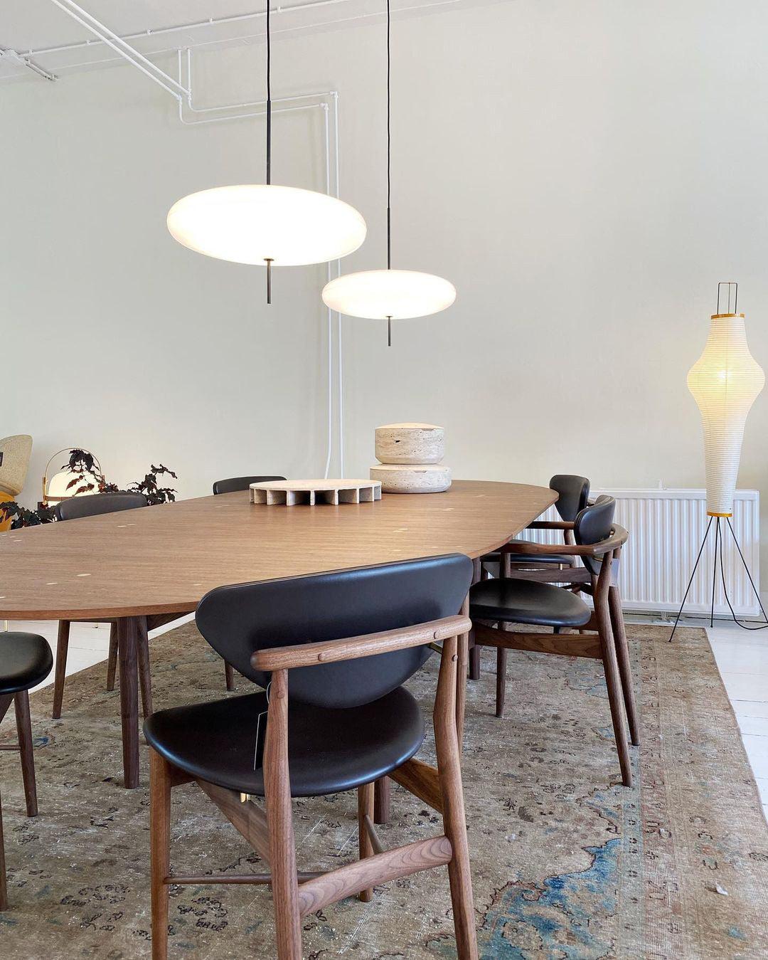 Minimalistische Pendelleuchte mit Opalglasschirm