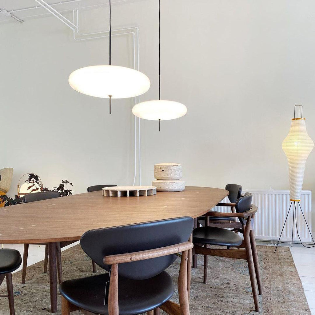 Minimalistische Pendelleuchte mit Opalglasschirm