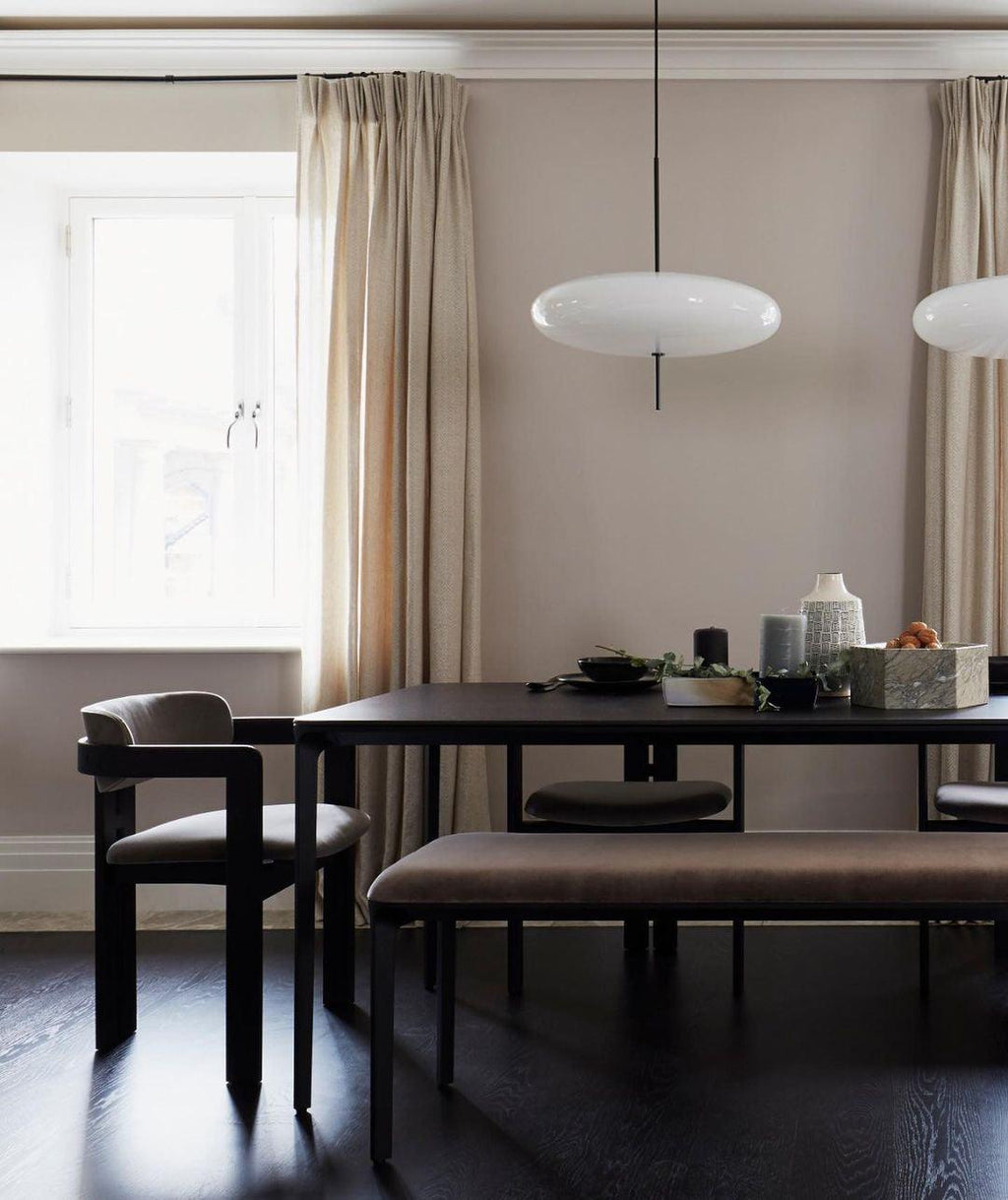Minimalistische Pendelleuchte mit Opalglasschirm
