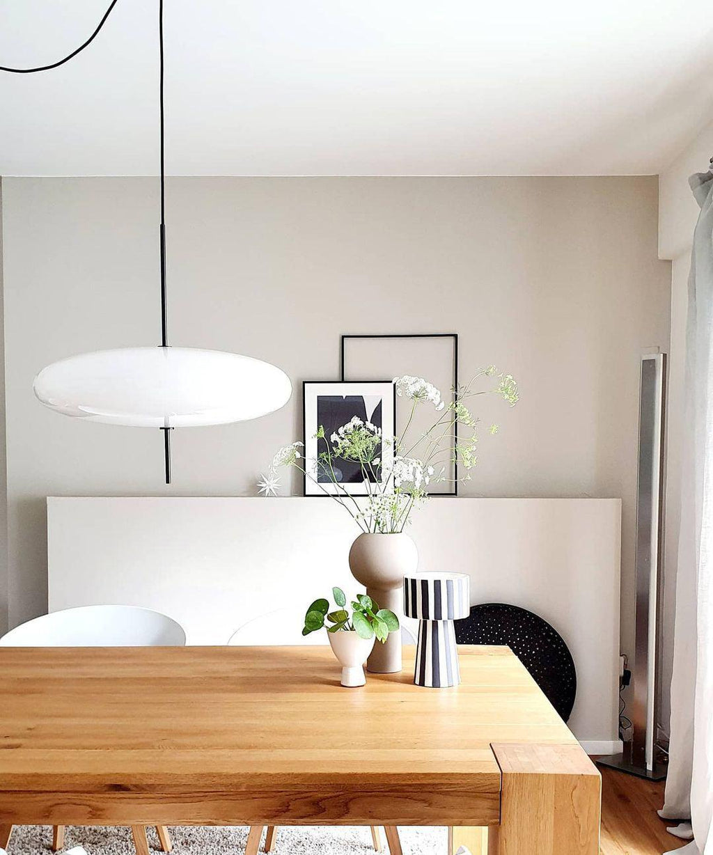 Minimalistische Pendelleuchte mit Opalglasschirm