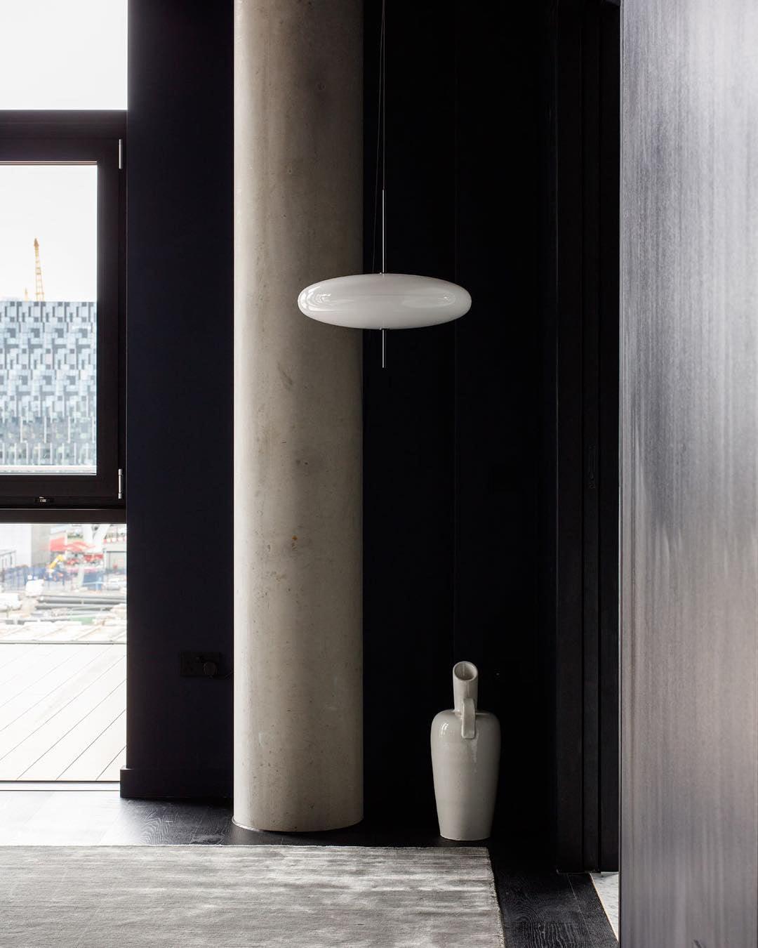 Minimalistische Pendelleuchte mit Opalglasschirm
