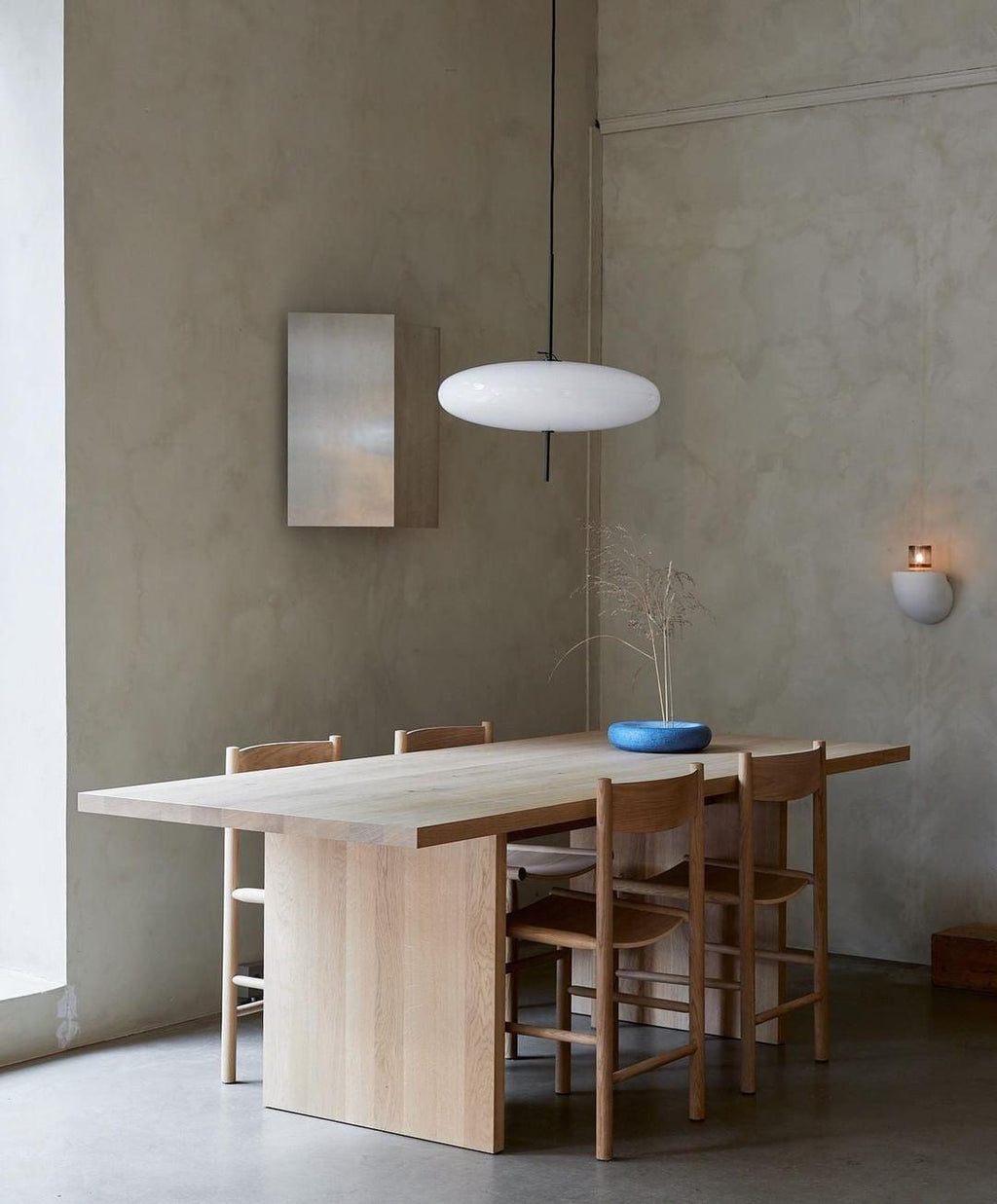 Minimalistische Pendelleuchte mit Opalglasschirm
