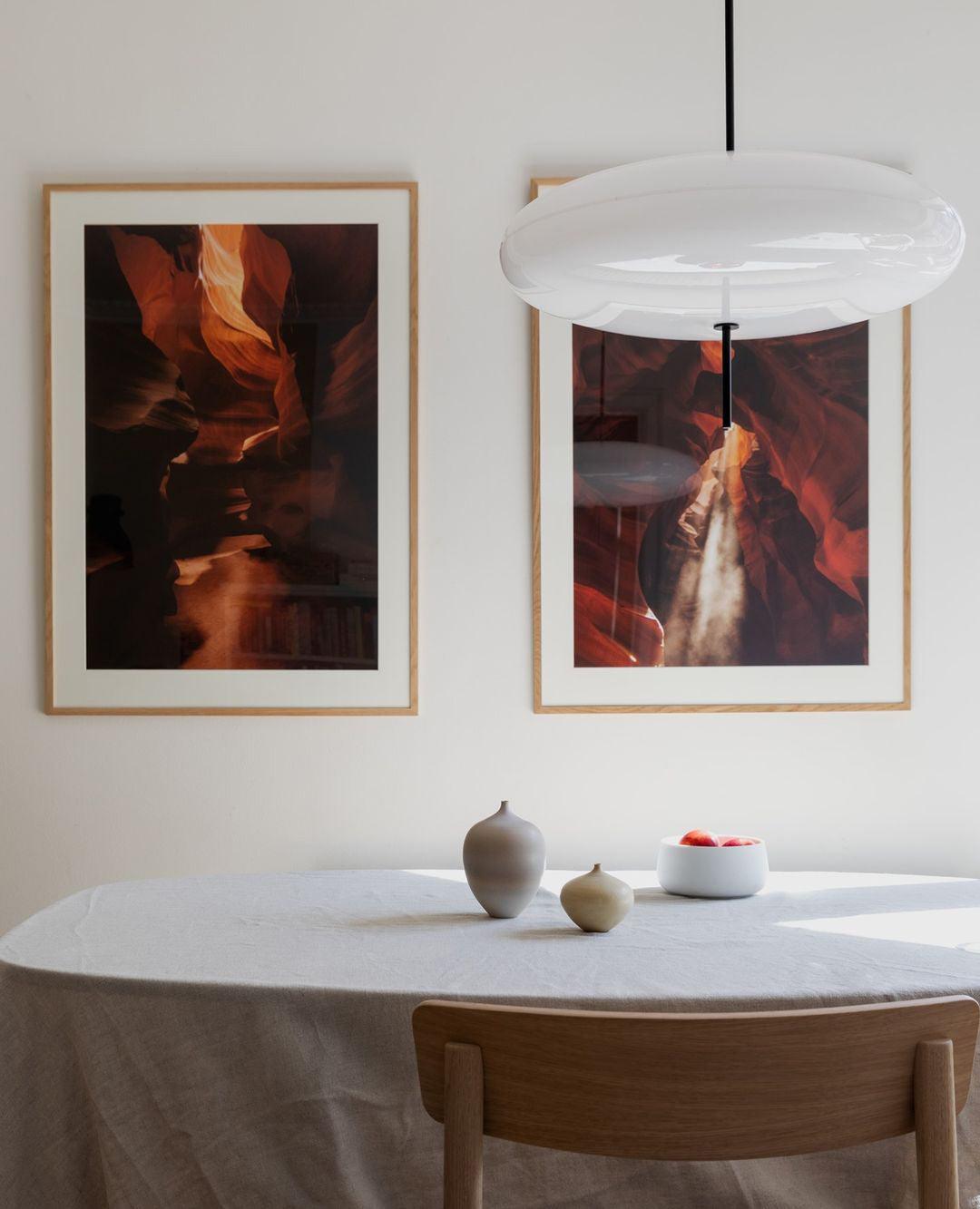 Minimalistische Pendelleuchte mit Opalglasschirm