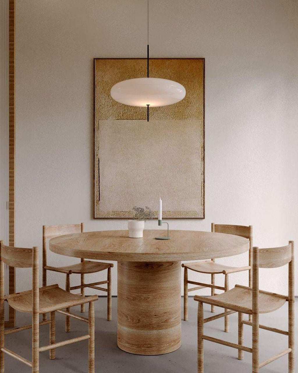 Minimalistische Pendelleuchte mit Opalglasschirm