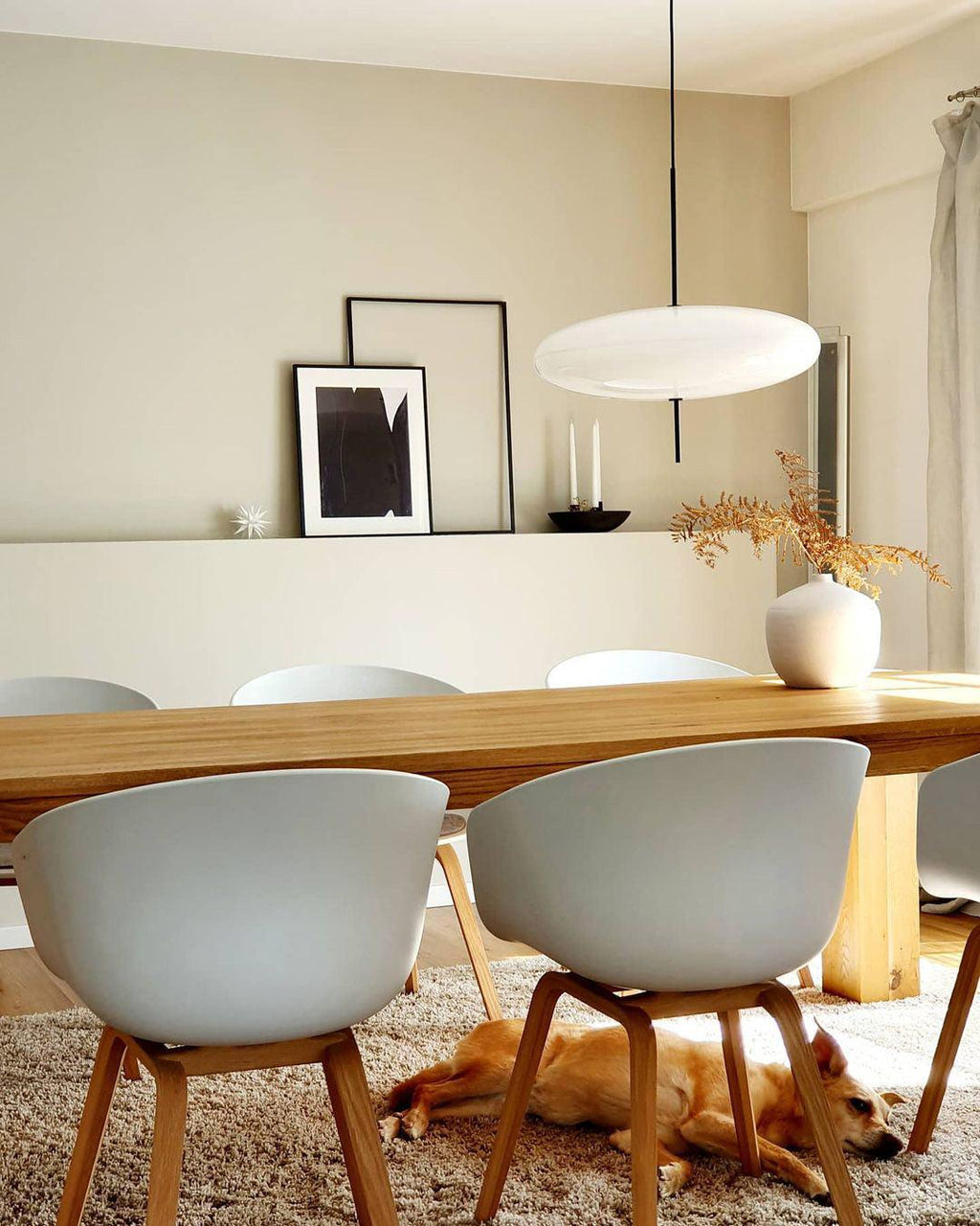 Minimalistische Pendelleuchte mit Opalglasschirm