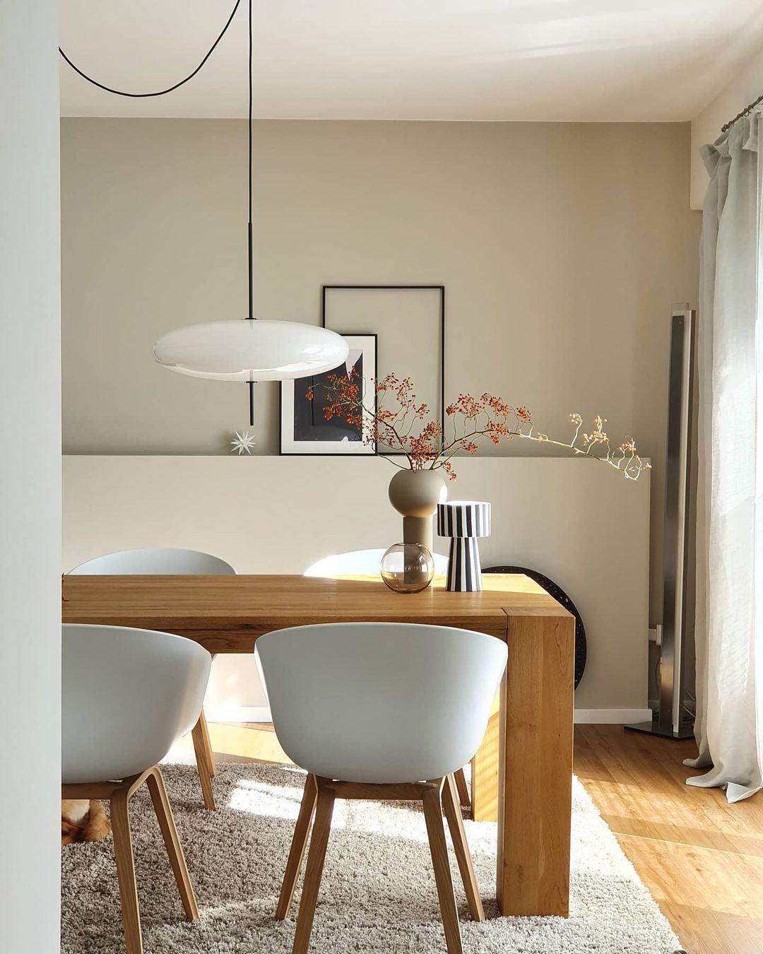 Minimalistische Pendelleuchte mit Opalglasschirm