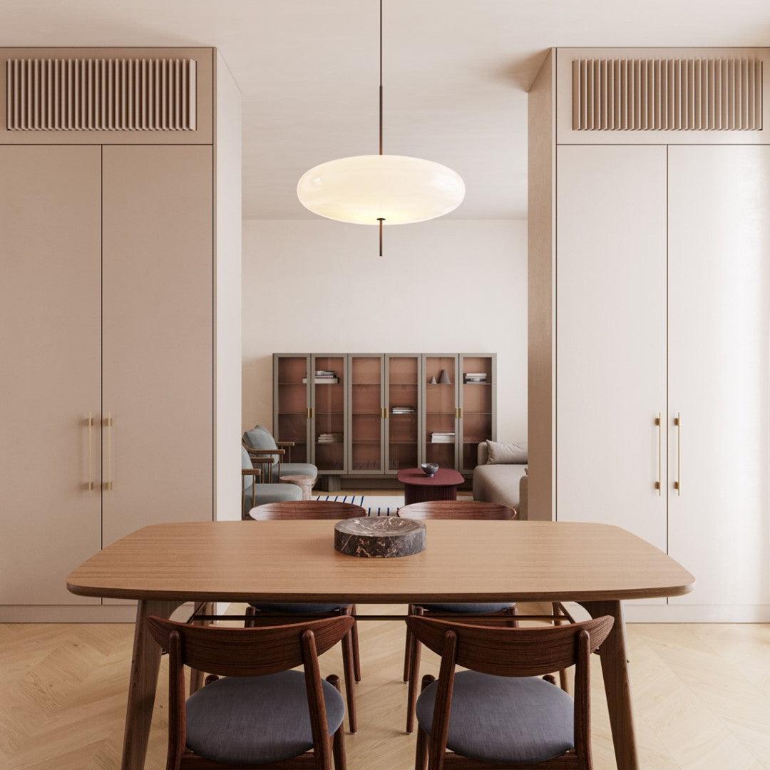 Minimalistische Pendelleuchte mit Opalglasschirm