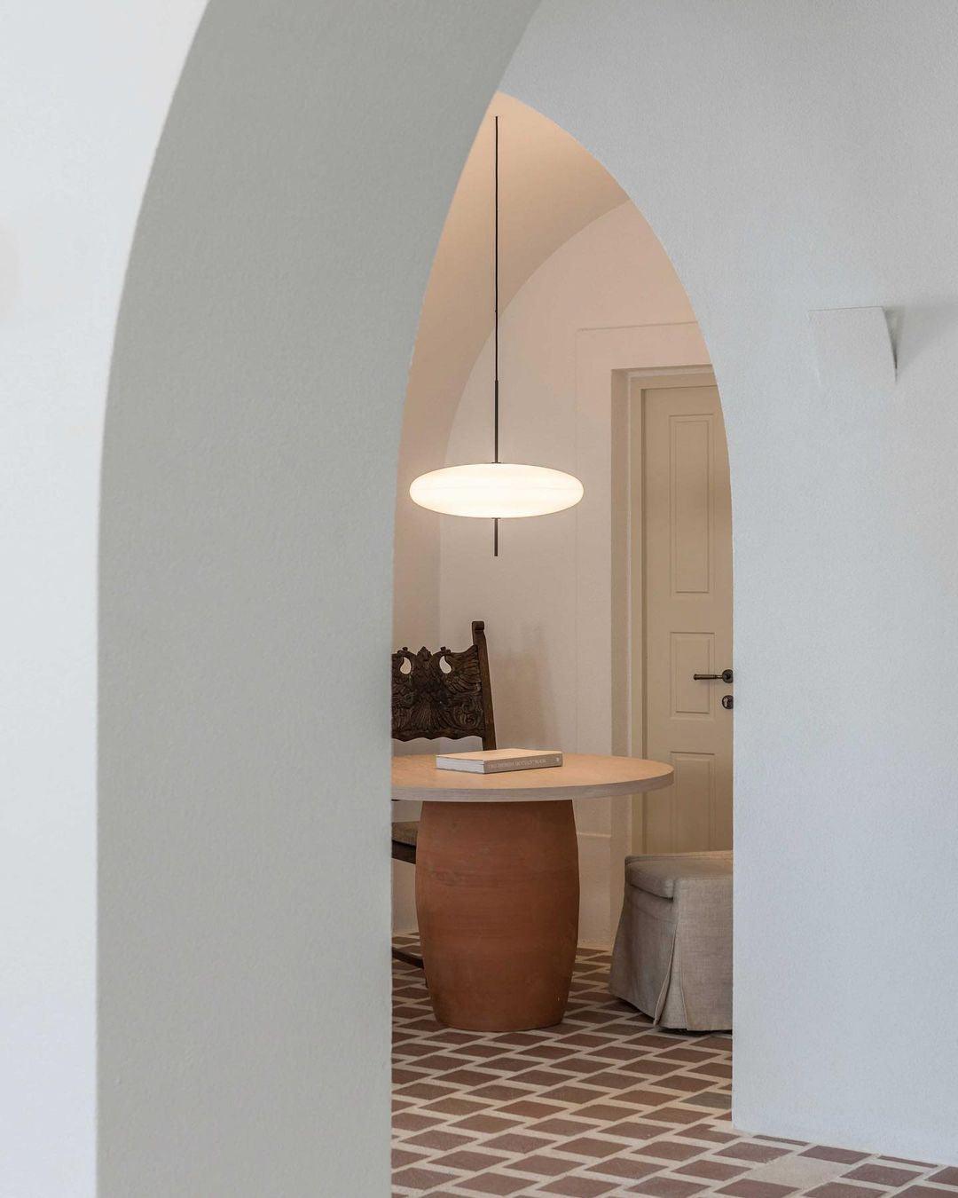 Minimalistische Pendelleuchte mit Opalglasschirm