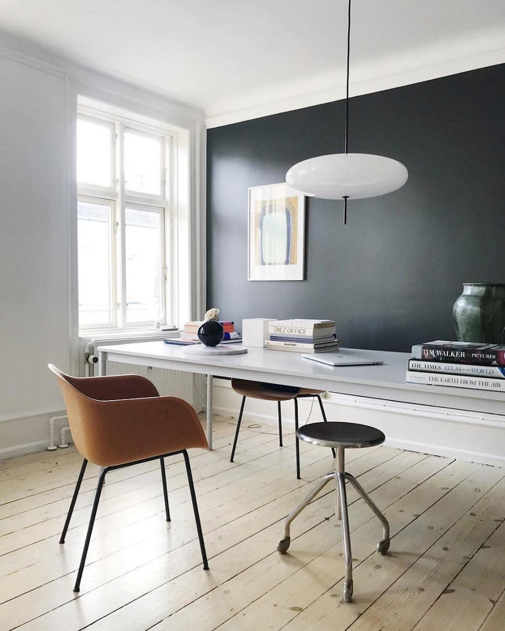 Minimalistische Pendelleuchte mit Opalglasschirm