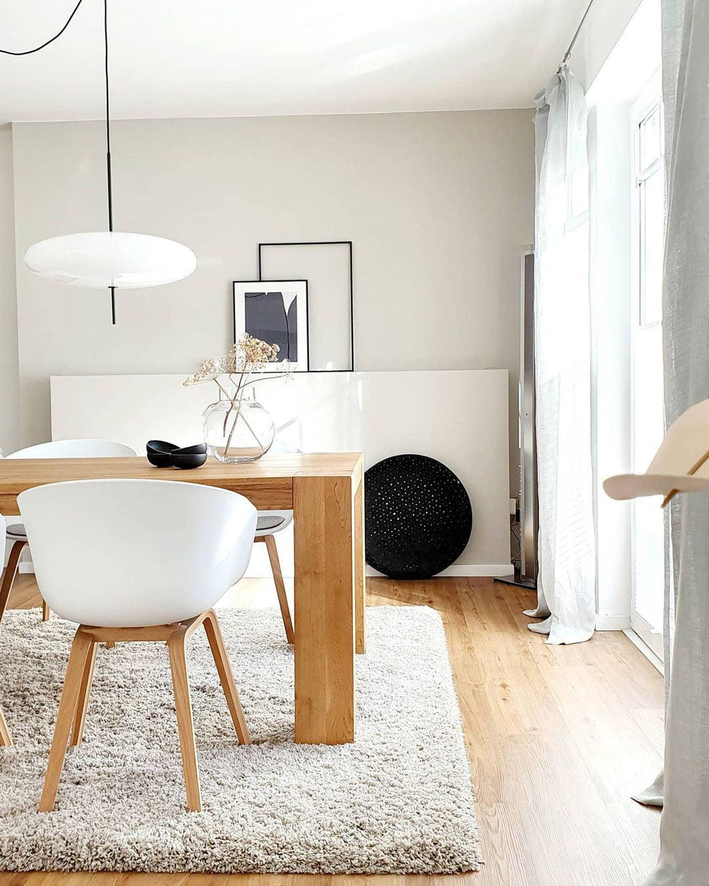 Minimalistische Pendelleuchte mit Opalglasschirm