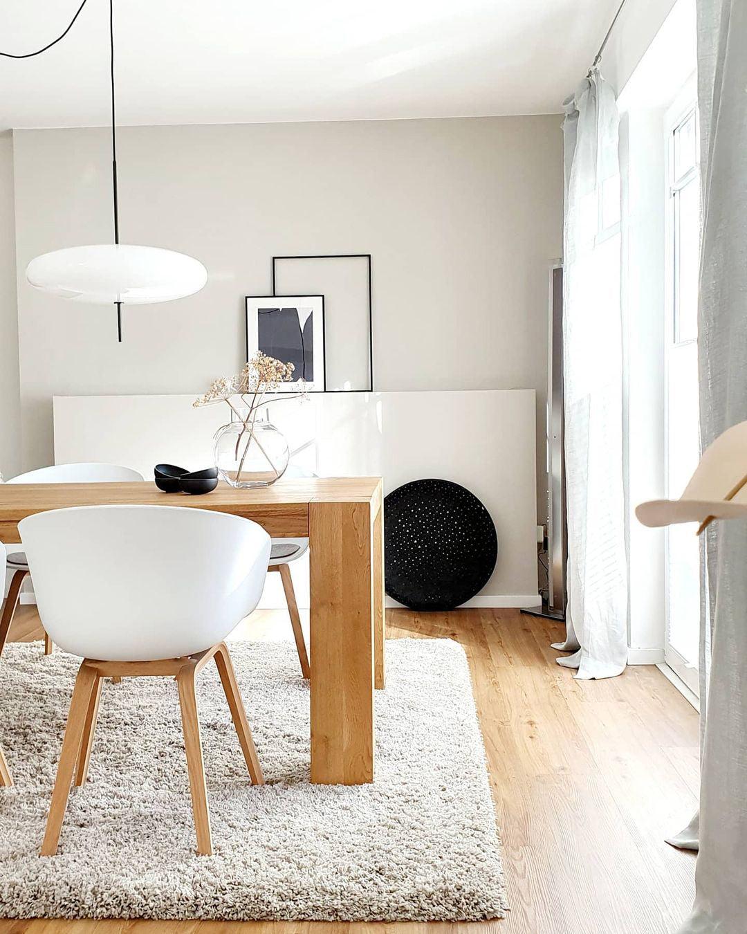 Minimalistische Pendelleuchte mit Opalglasschirm
