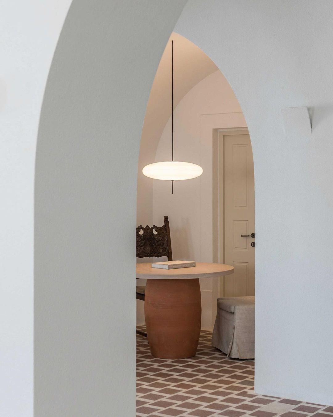 Minimalistische Pendelleuchte mit Opalglasschirm