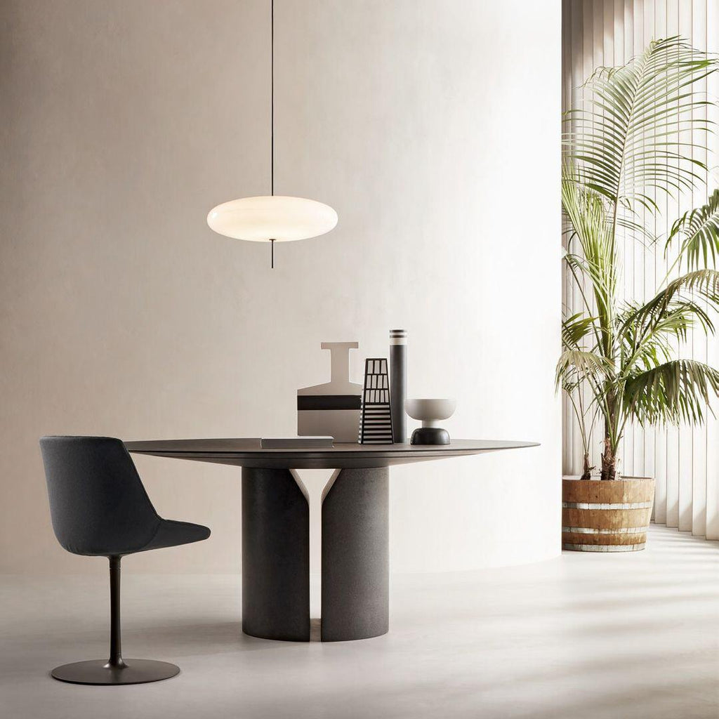 Minimalistische Pendelleuchte mit Opalglasschirm