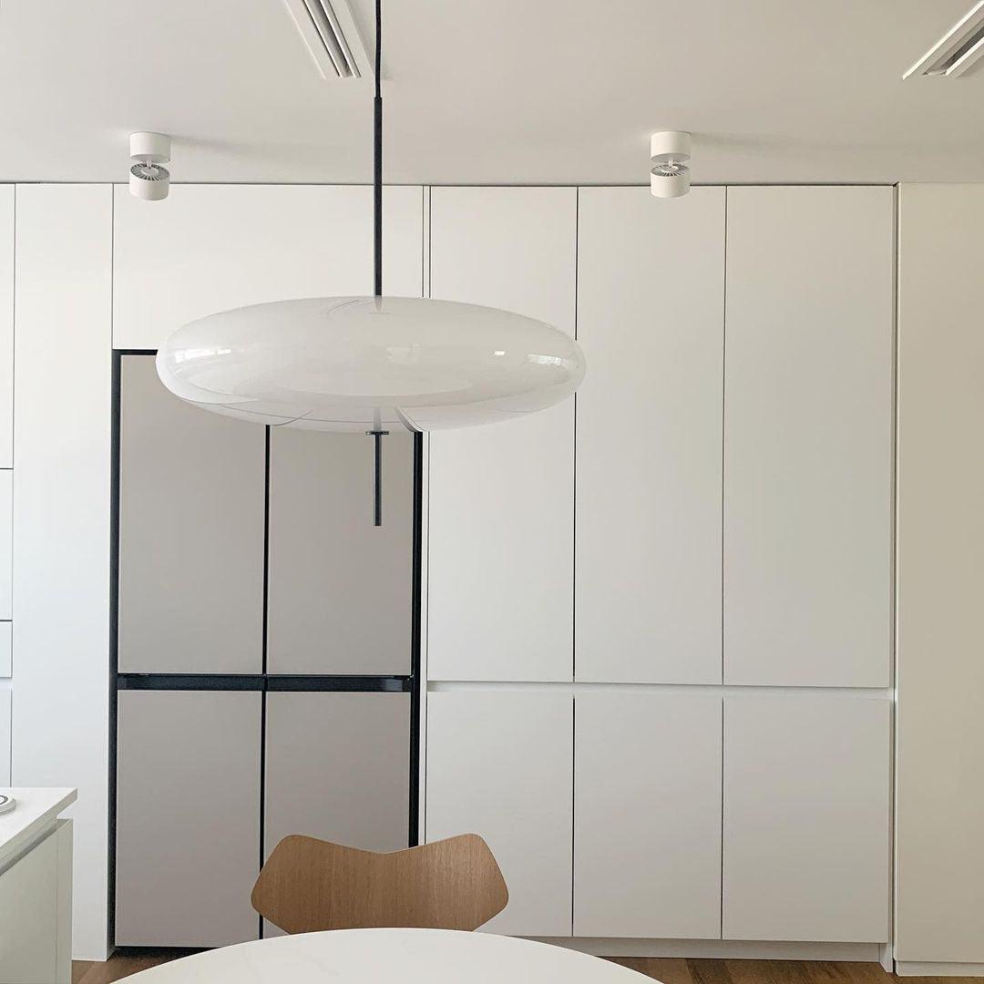 Minimalistische Pendelleuchte mit Opalglasschirm