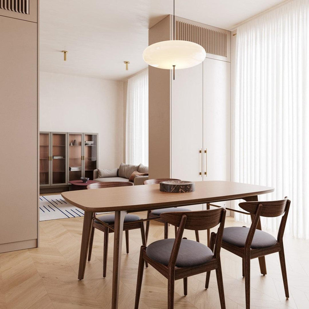 Minimalistische Pendelleuchte mit Opalglasschirm