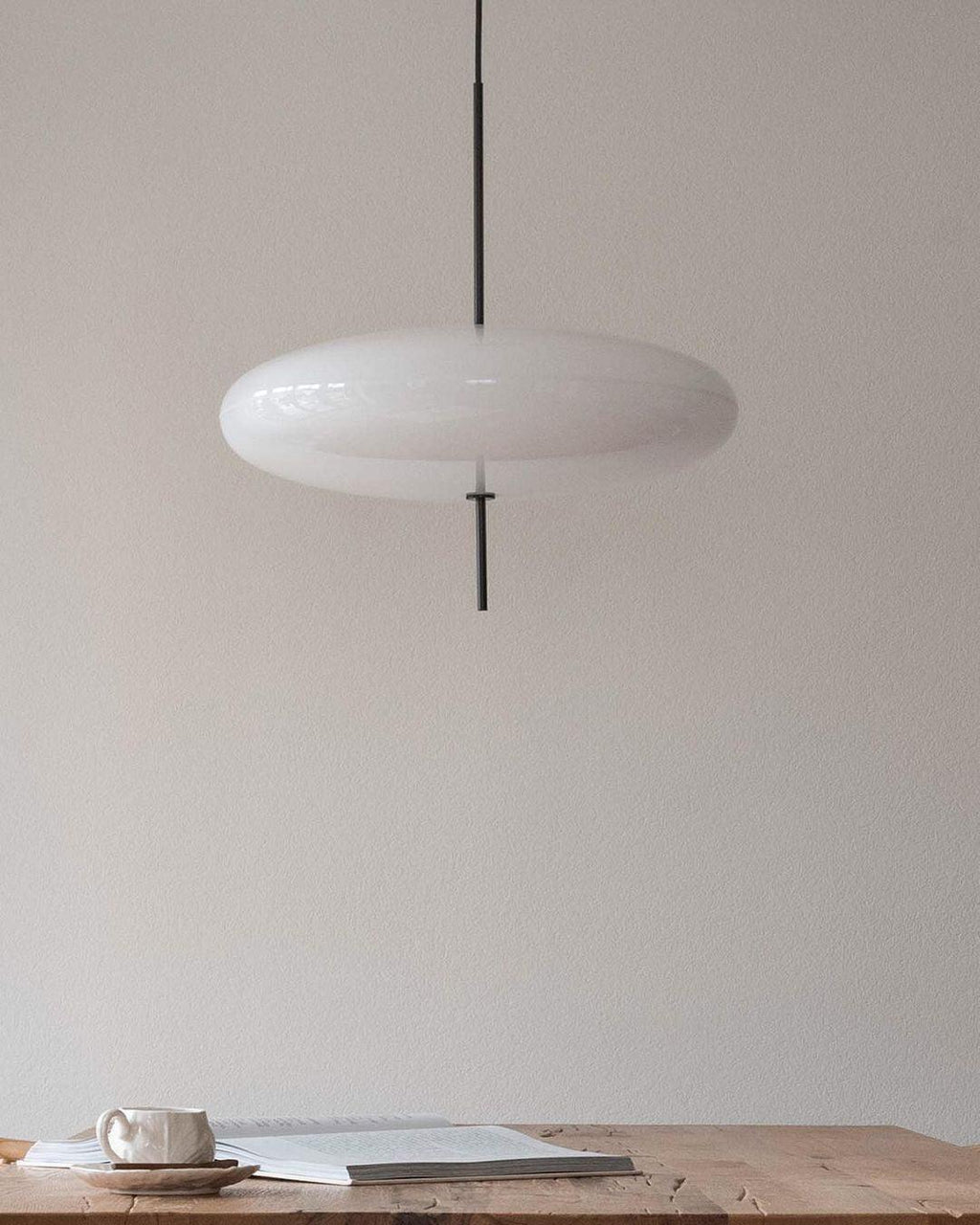 Minimalistische Pendelleuchte mit Opalglasschirm