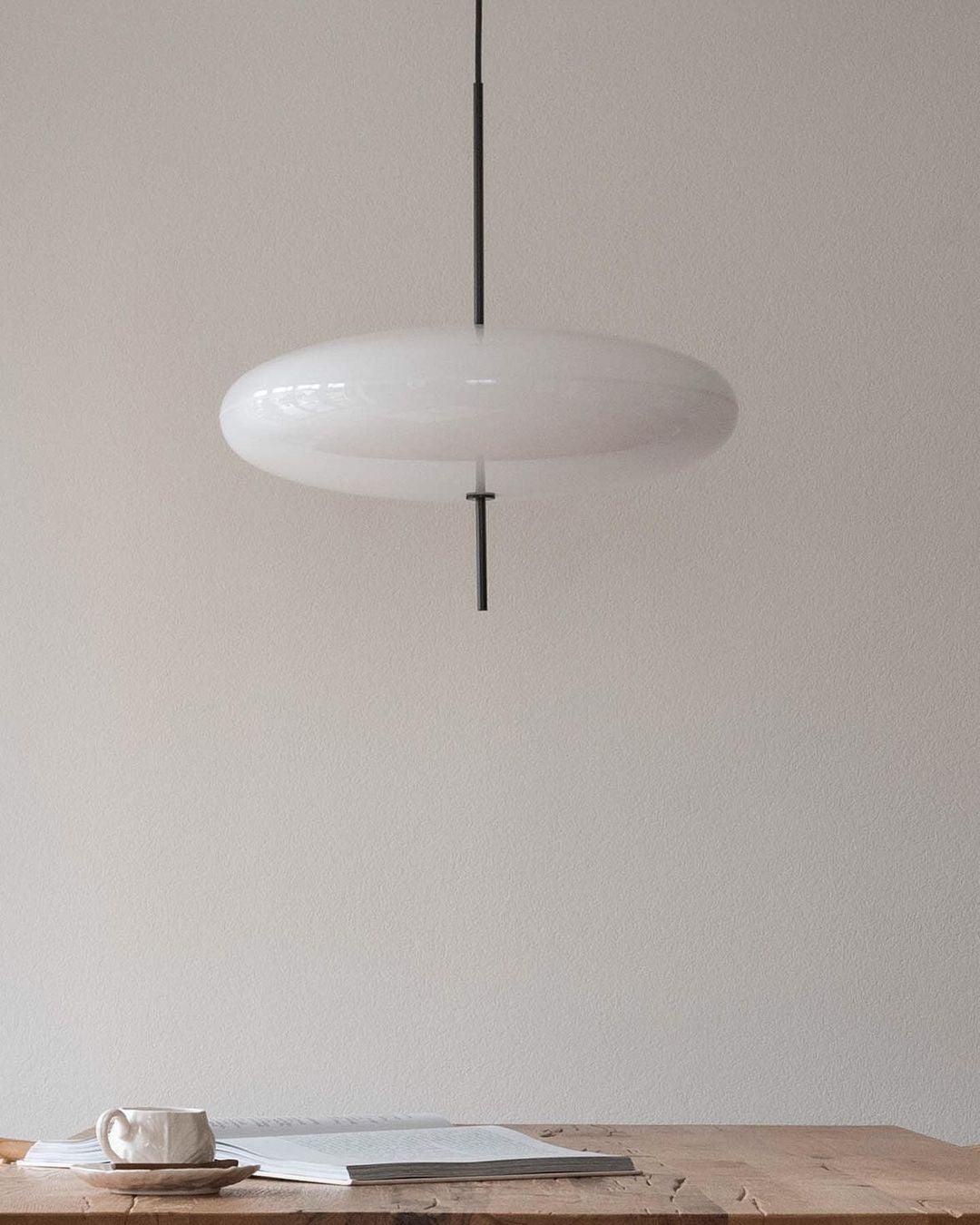 Minimalistische Pendelleuchte mit Opalglasschirm