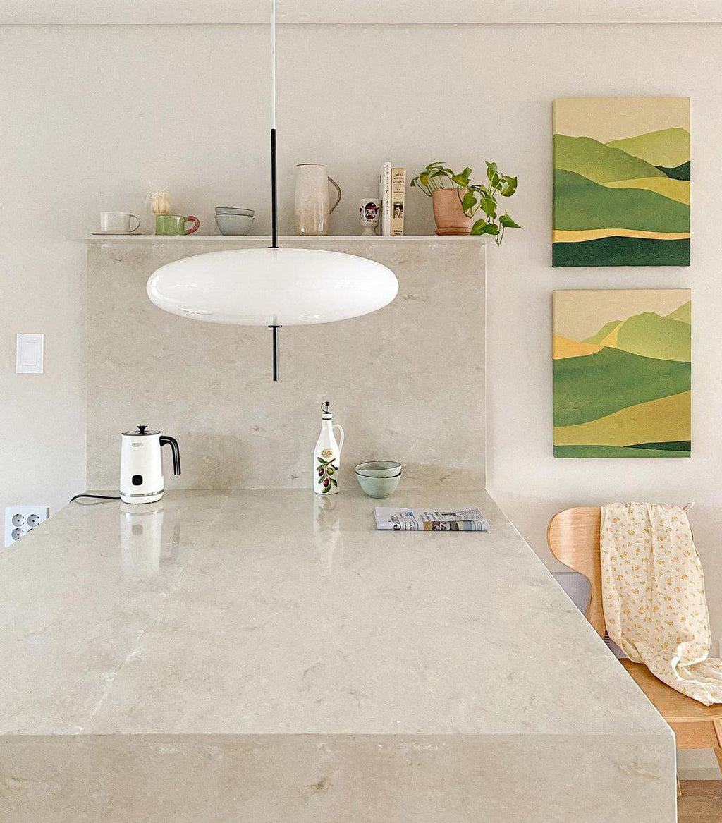 Minimalistische Pendelleuchte mit Opalglasschirm