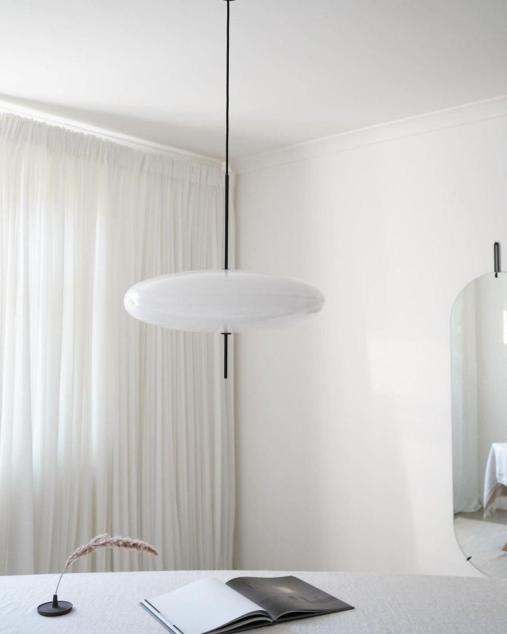 Minimalistische Pendelleuchte mit Opalglasschirm