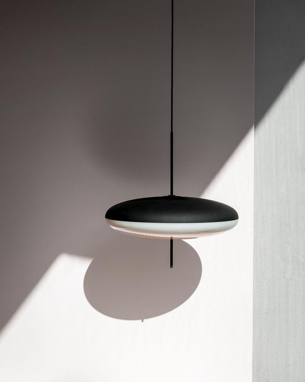 Minimalistische Pendelleuchte mit Opalglasschirm