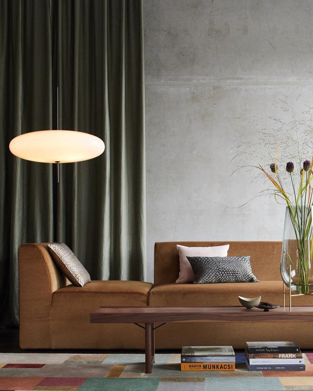 Minimalistische Pendelleuchte mit Opalglasschirm