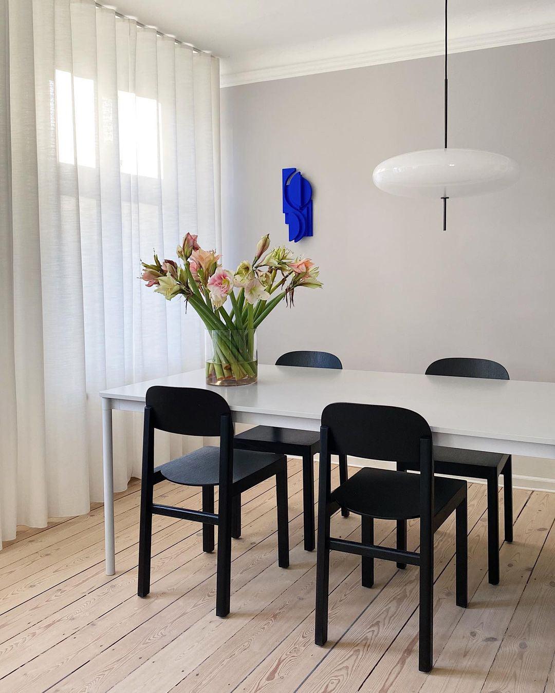Minimalistische Pendelleuchte mit Opalglasschirm