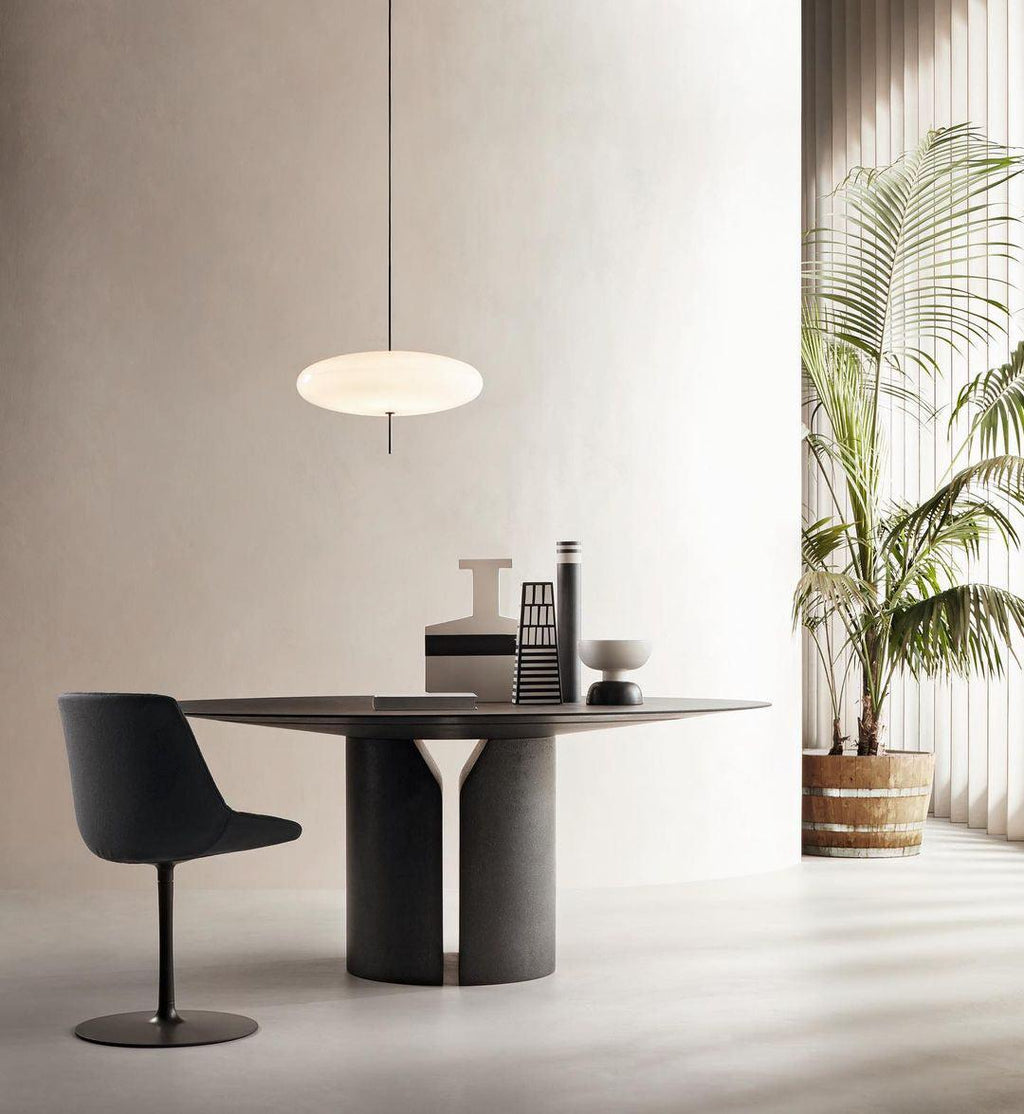 Minimalistische Pendelleuchte mit Opalglasschirm
