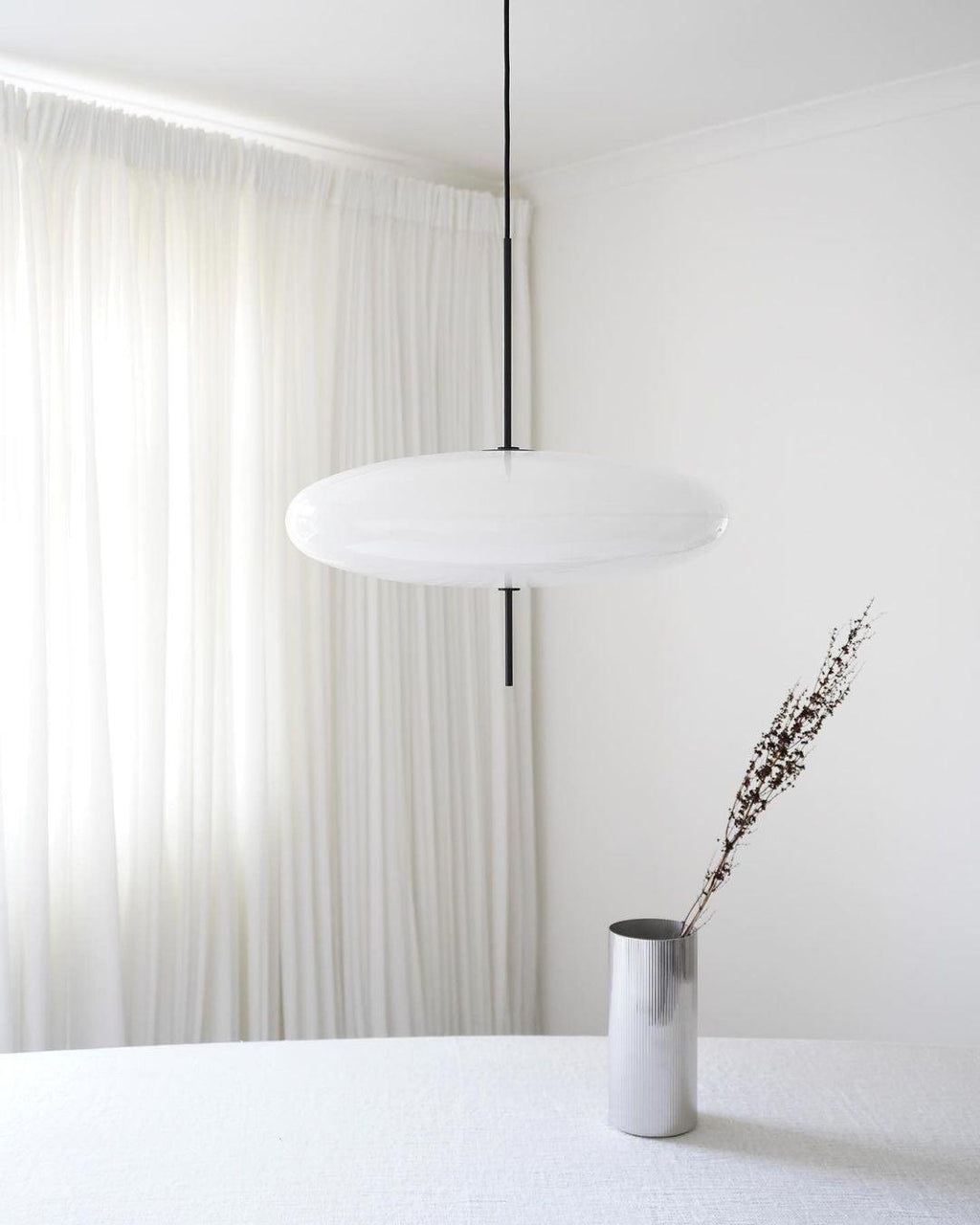 Minimalistische Pendelleuchte mit Opalglasschirm