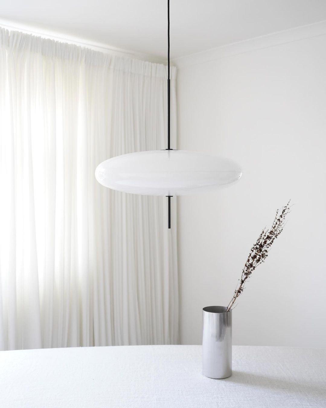 Minimalistische Pendelleuchte mit Opalglasschirm