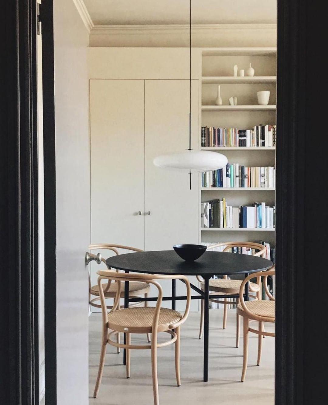 Minimalistische Pendelleuchte mit Opalglasschirm