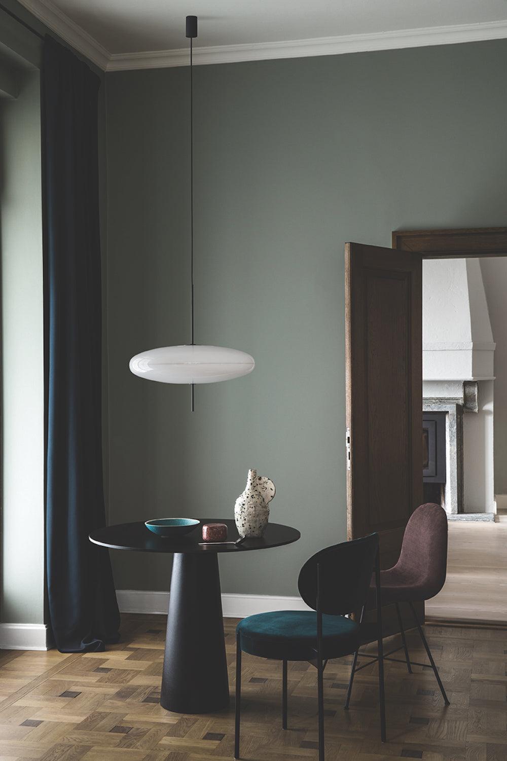 Minimalistische Pendelleuchte mit Opalglasschirm
