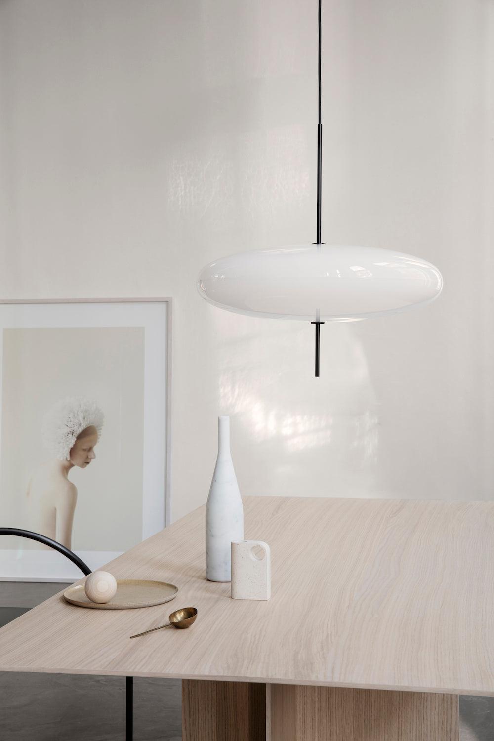 Minimalistische Pendelleuchte mit Opalglasschirm