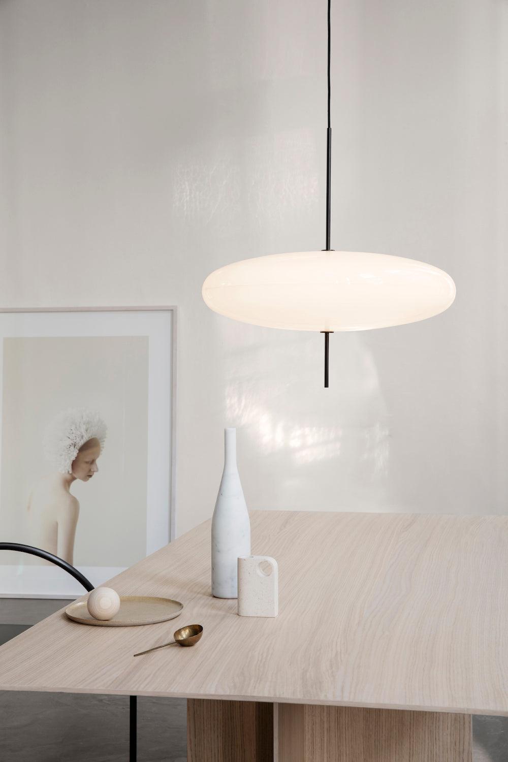 Minimalistische Pendelleuchte mit Opalglasschirm