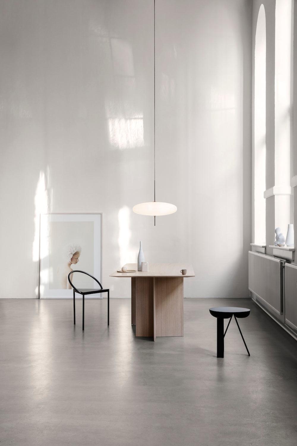 Minimalistische Pendelleuchte mit Opalglasschirm