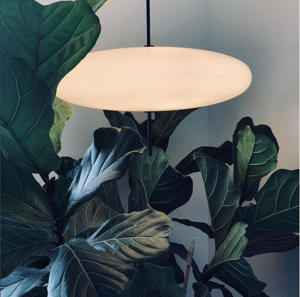 Minimalistische Pendelleuchte mit Opalglasschirm