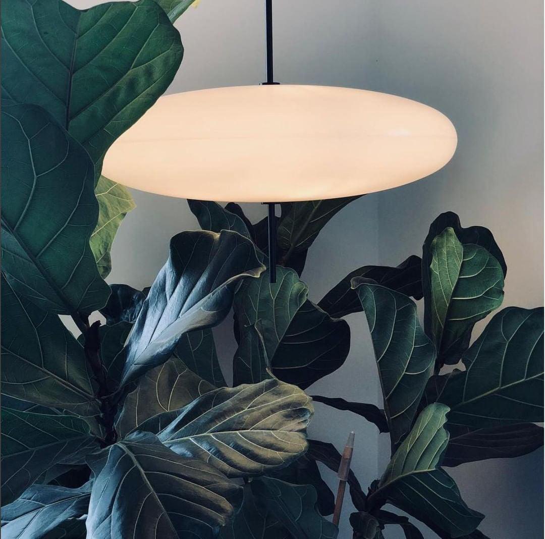 Minimalistische Pendelleuchte mit Opalglasschirm