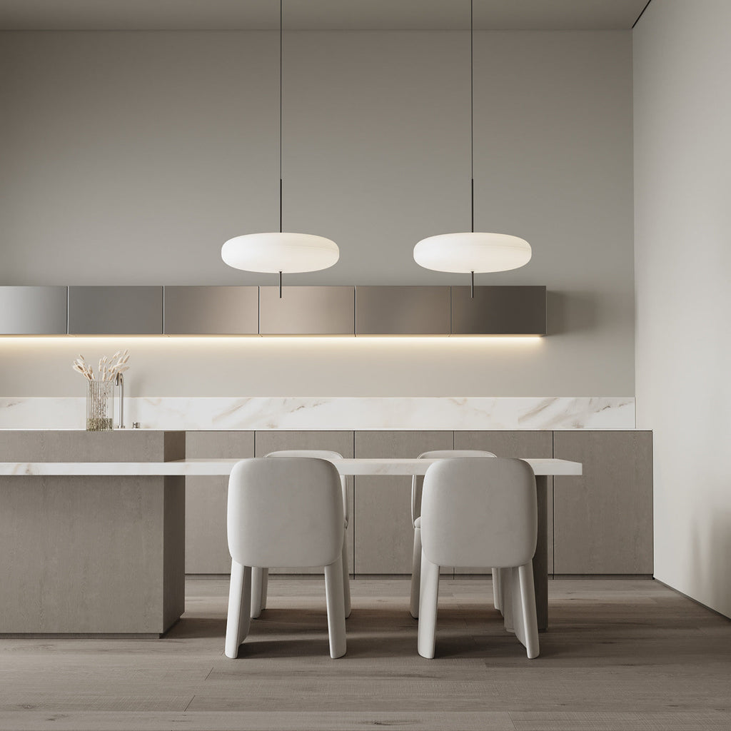 Minimalistische Pendelleuchte mit Opalglasschirm