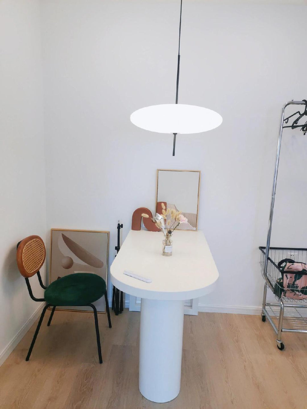 Minimalistische Pendelleuchte mit Opalglasschirm