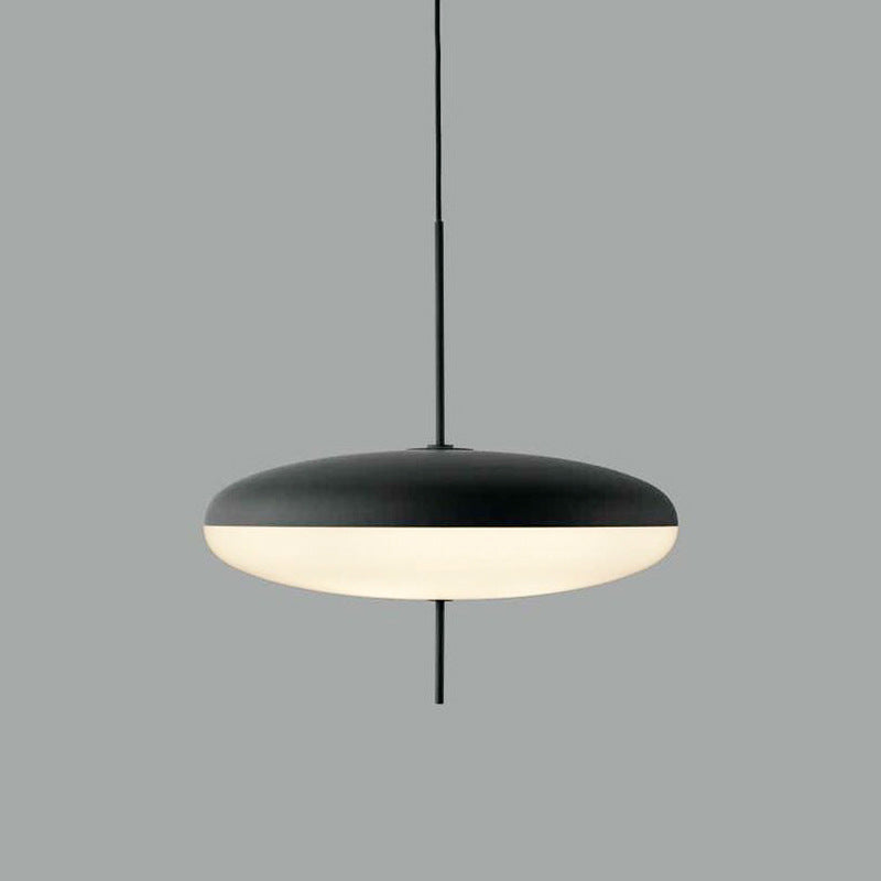 Minimalistische Pendelleuchte mit Opalglasschirm