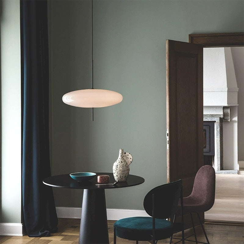 Minimalistische Pendelleuchte mit Opalglasschirm