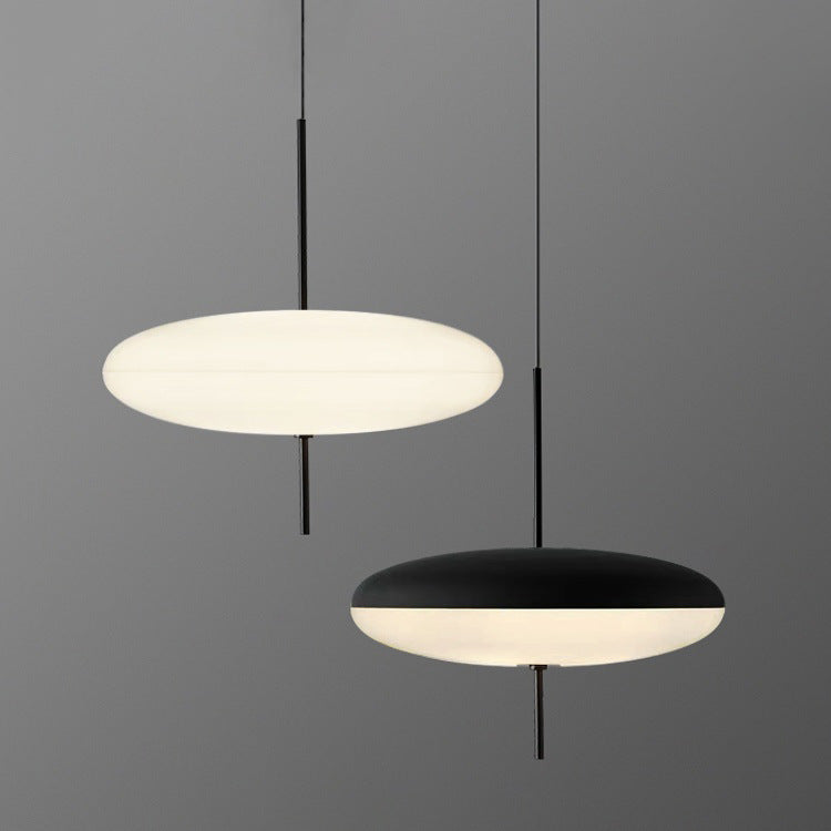 Minimalistische Pendelleuchte mit Opalglasschirm