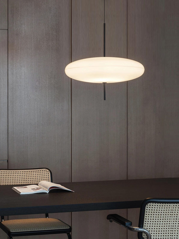 Minimalistische Pendelleuchte mit Opalglasschirm