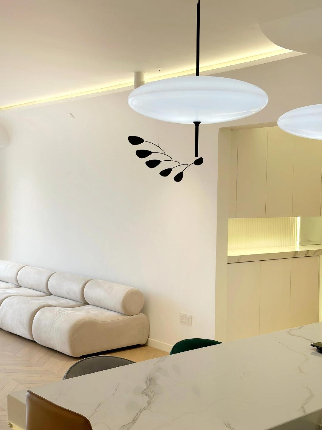 Minimalistische Pendelleuchte mit Opalglasschirm