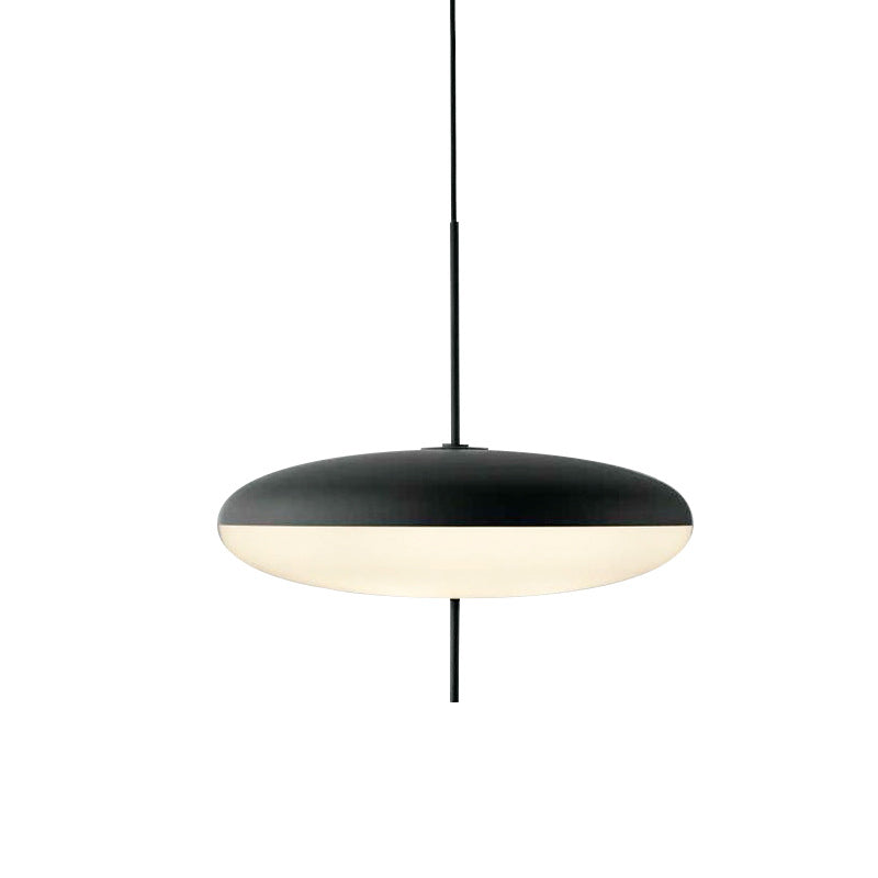 Minimalistische Pendelleuchte mit Opalglasschirm